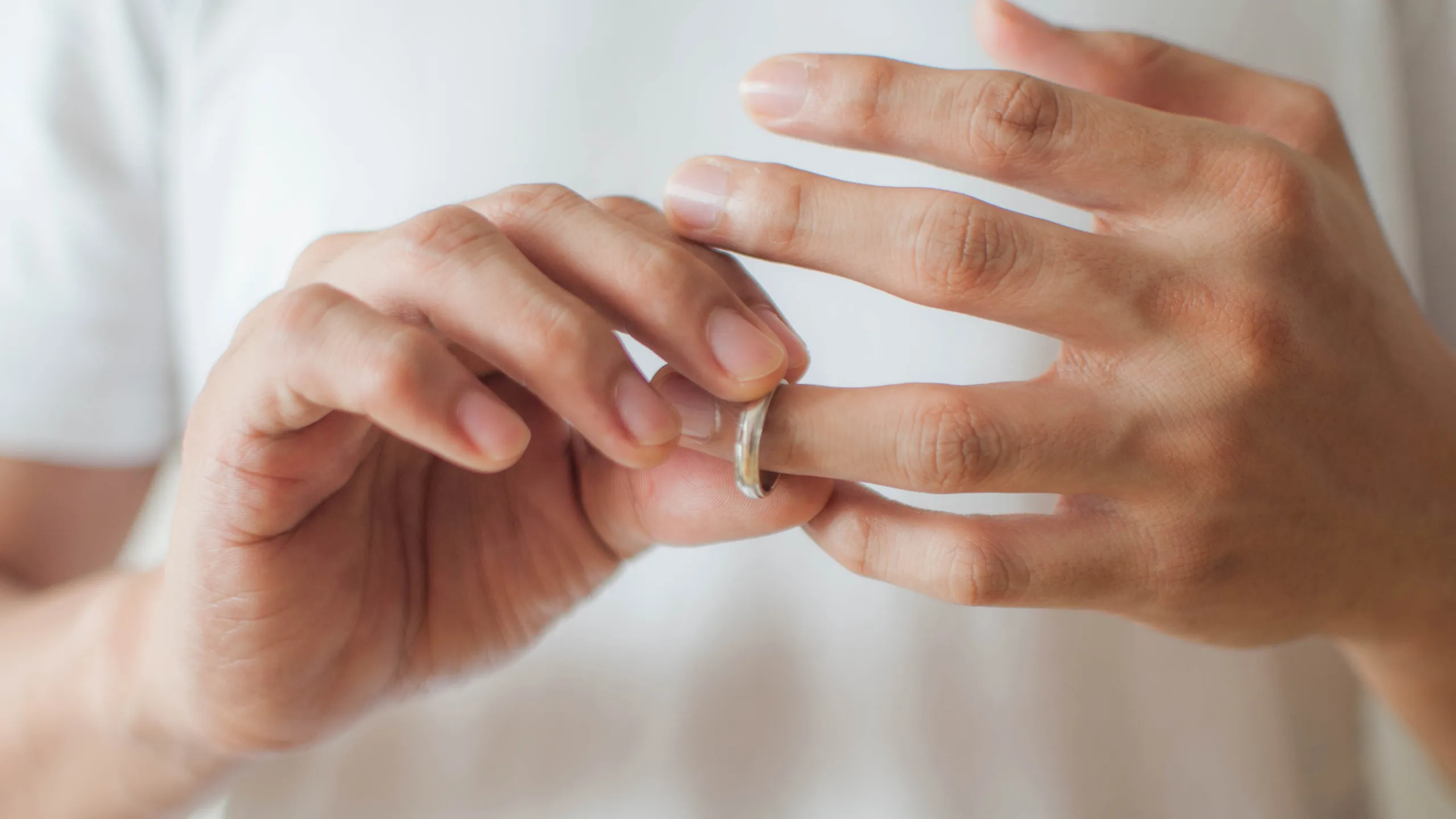 Sorprende a su esposa con amante en motel y le pide el divorcio