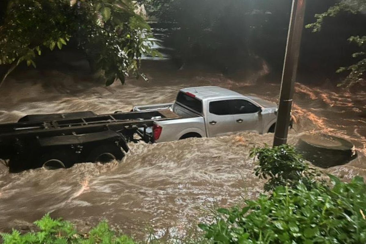 Fuertes lluvias desbordan presa de Jalpan en Querétaro