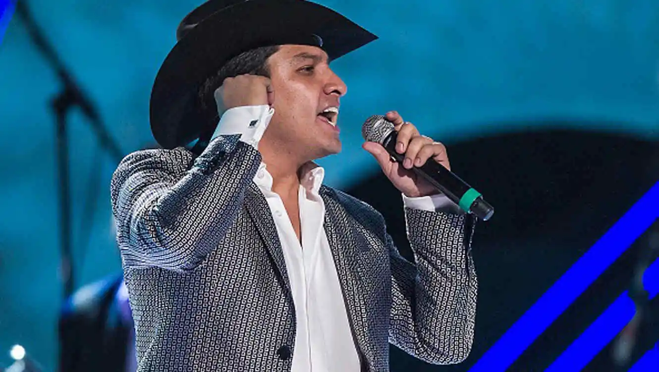 El momento viral que dejó a Julión Álvarez boquiabierto ante un mariachi