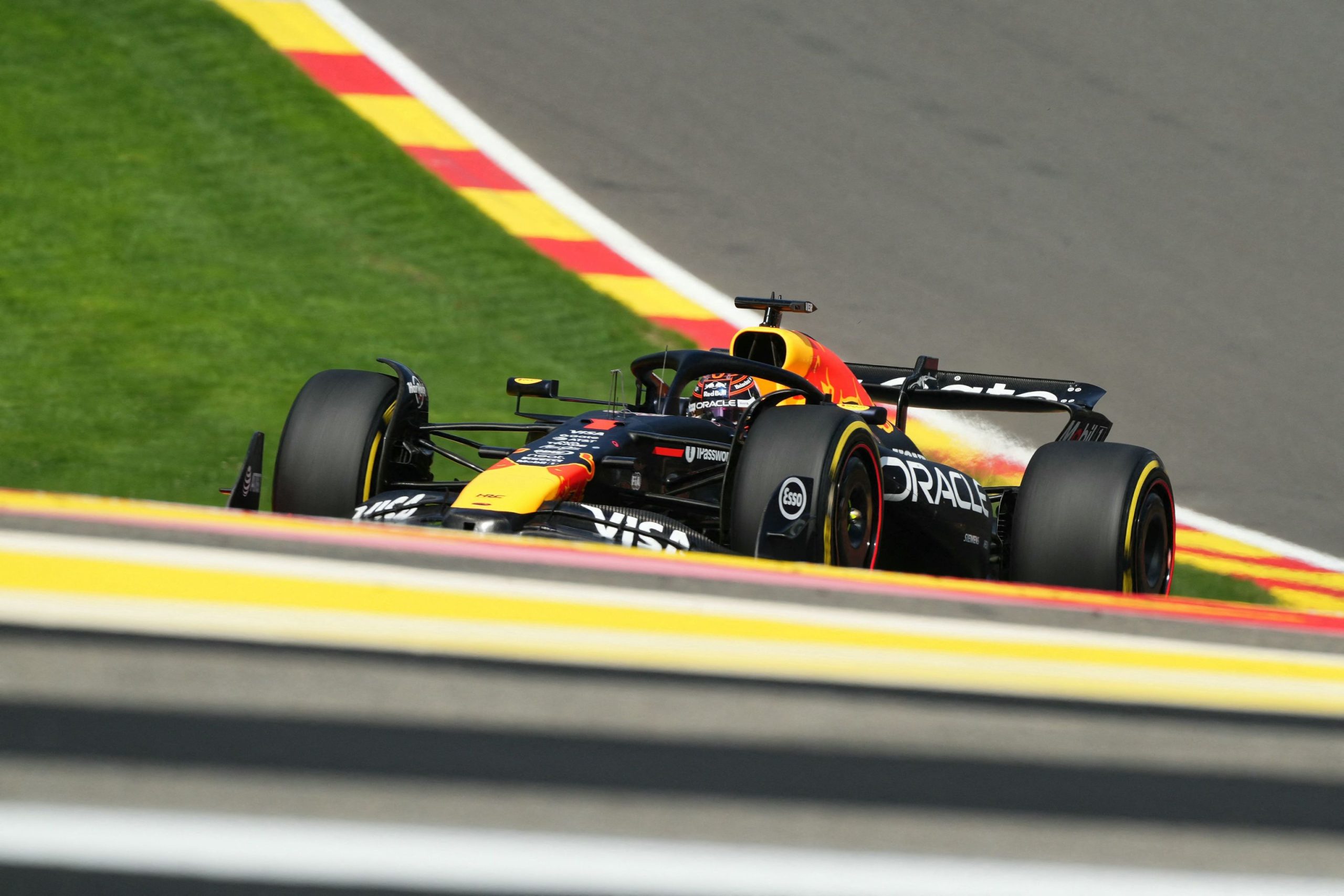 Max Verstappen y Red Bull: la audaz estrategia de la lluvia en El Gran Premio de Bélgica 2025