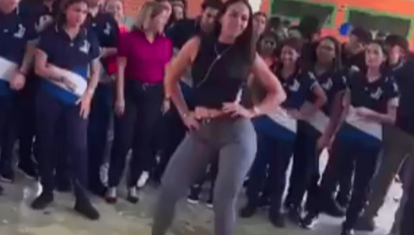 Maestra baila reggaetón frente a alumnos y desata polémica: VIDEO viral
