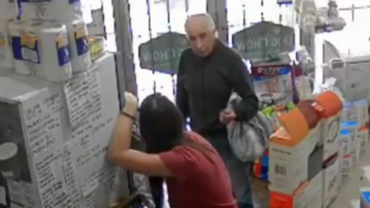 Adulto mayor asalta tienda en Santa Fe y la empleada se ríe del robo