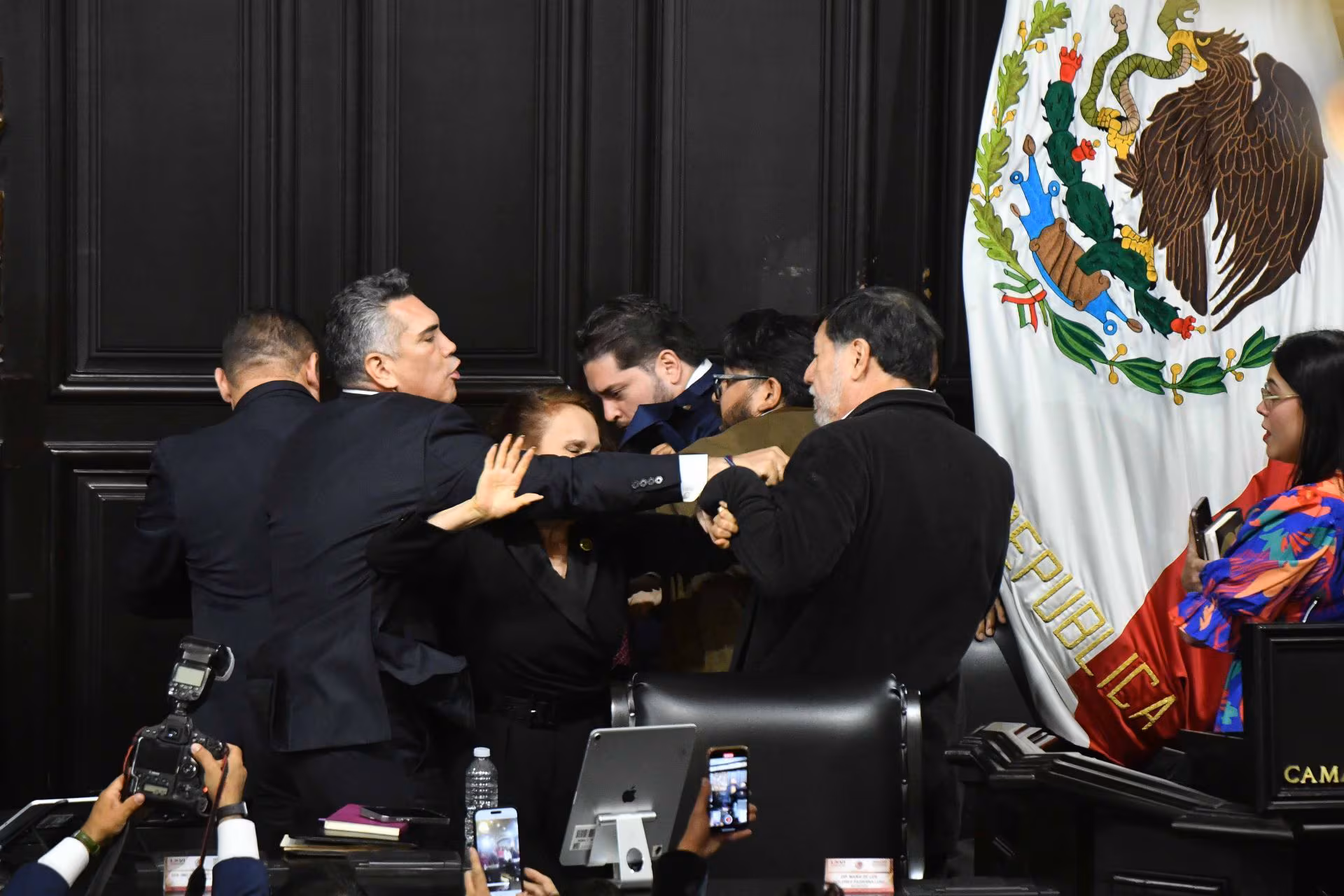 Moreno y Fernández Noroña: El congreso es testigo de una violenta confrontación