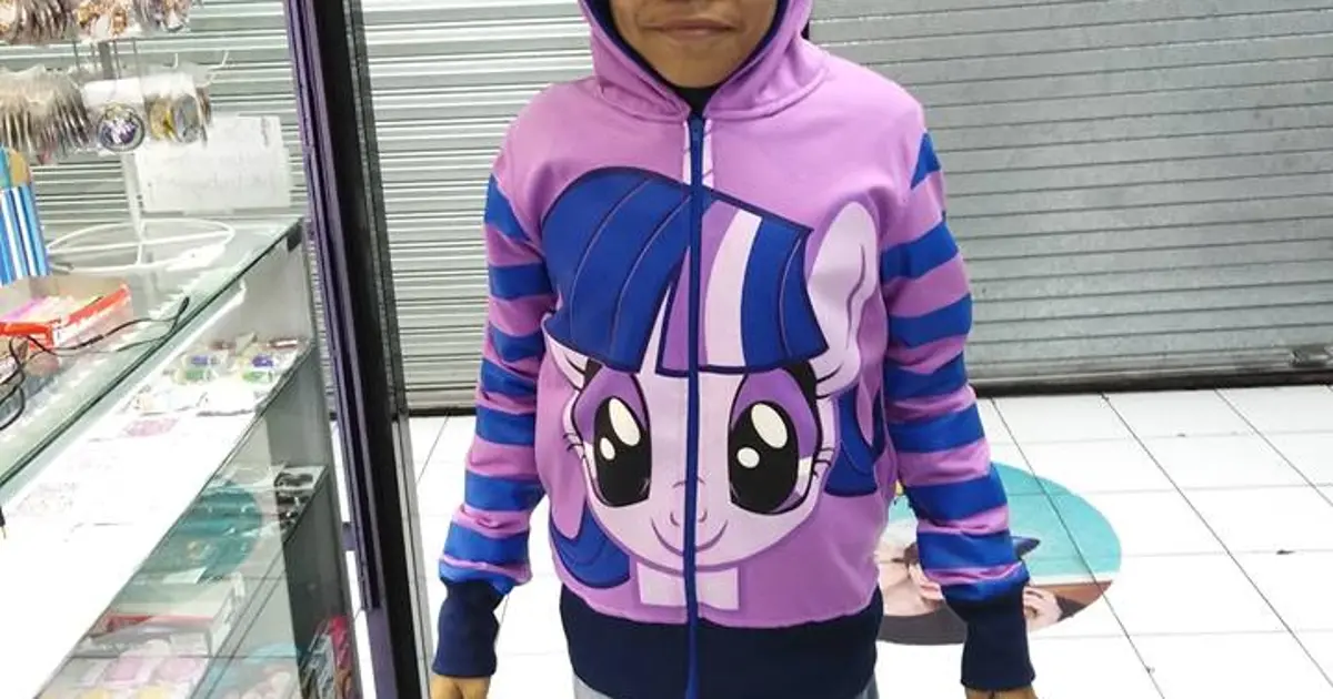 La reaparición de “el chico pony”: Del acoso viral al triunfo resiliente
