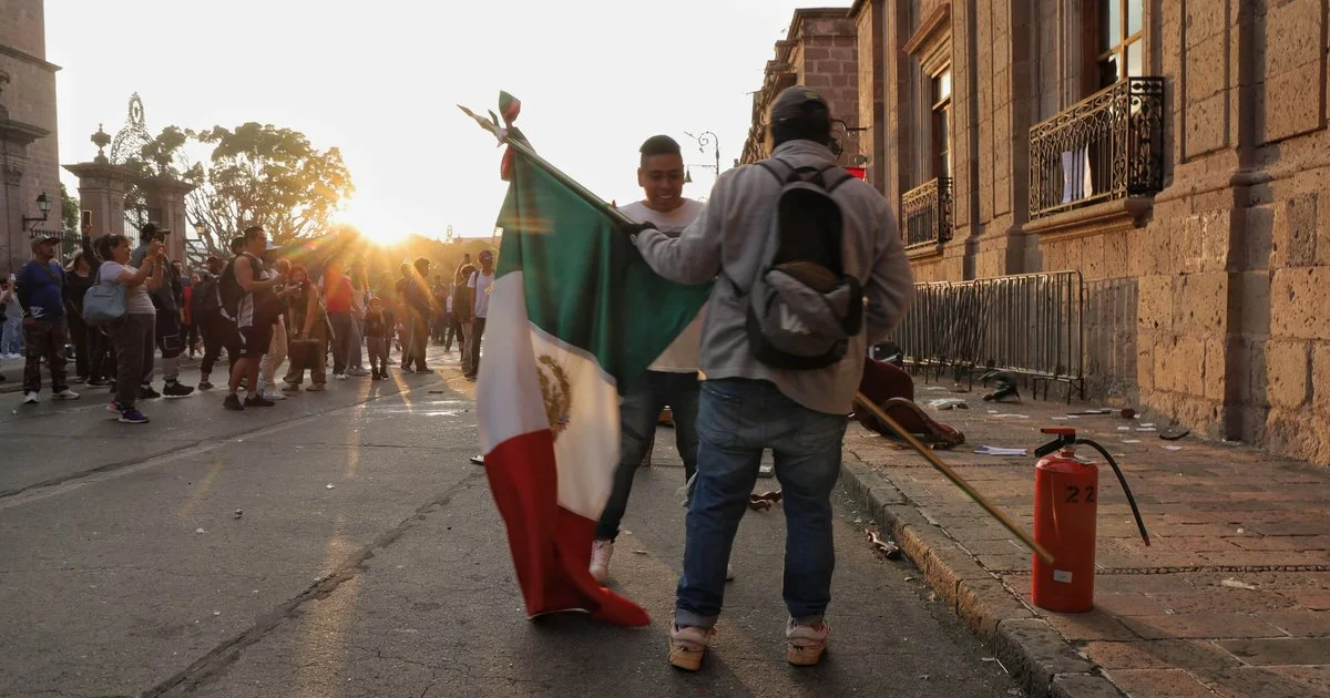 Marcha masiva en Uruapan exige justicia por Carlos Manzo y lanza amenaza política