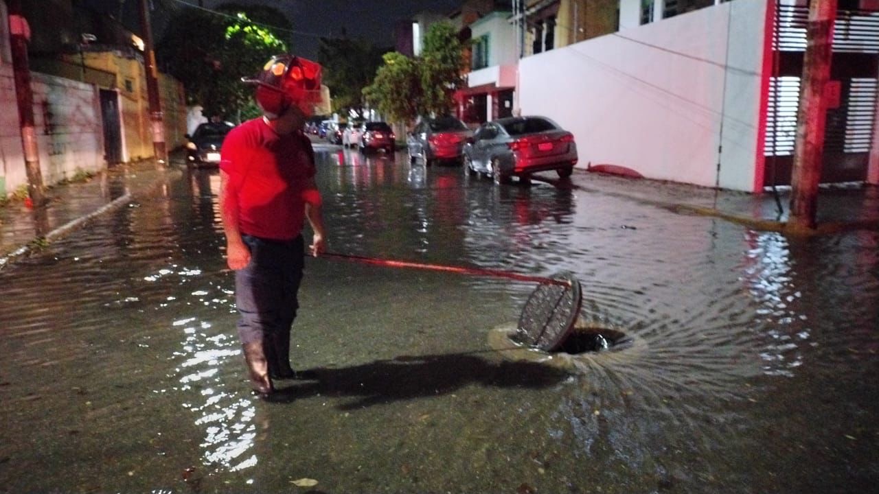 Bomberos de Cancún atienden emergencias por lluvias y refuerzan acciones preventivas en la ciudad