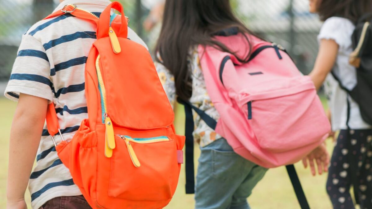 Padres del Estado de México autorizarán revisión de mochilas escolares