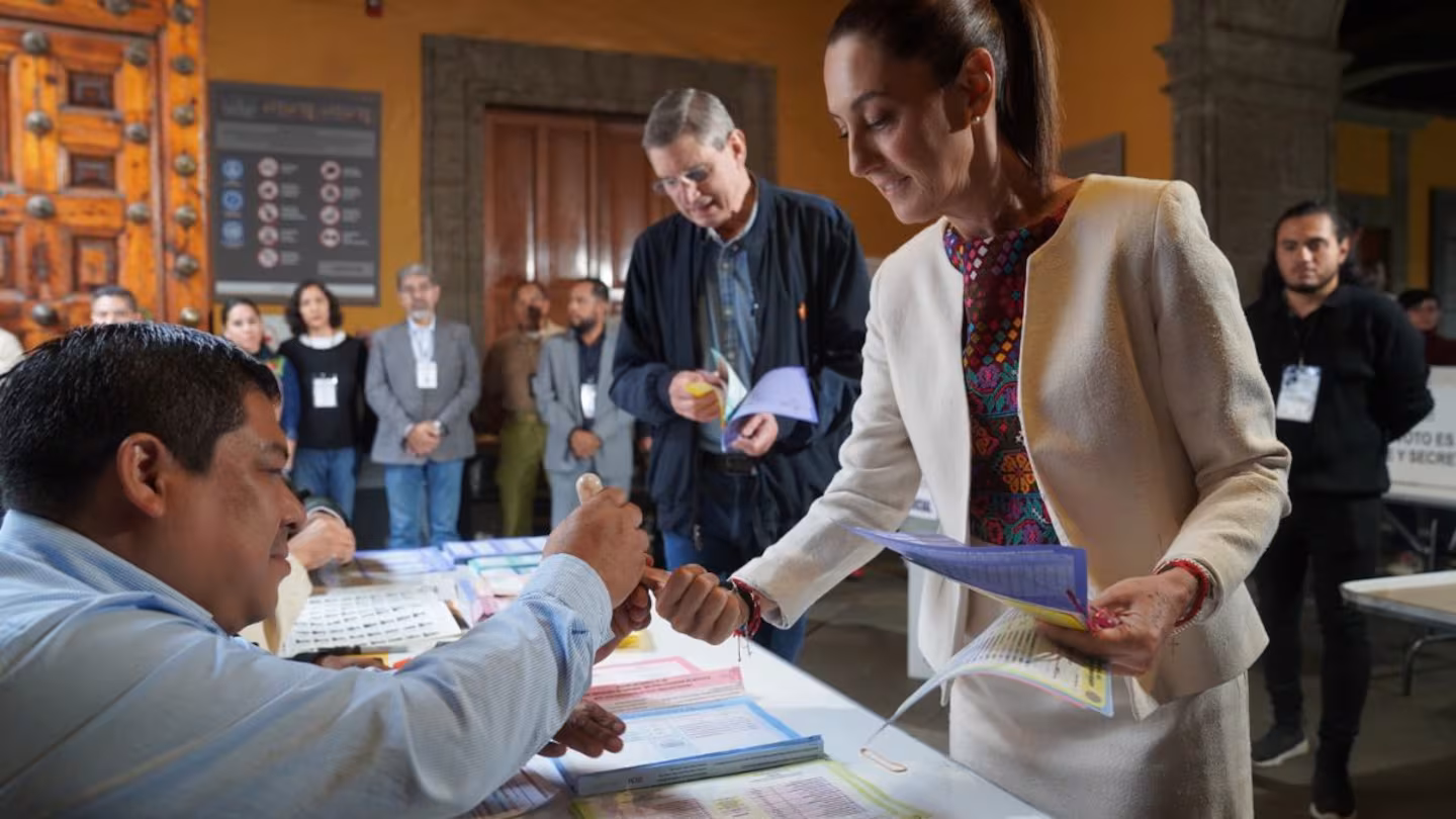 Sheinbaum vota: ¿Qué significa su mensaje de “viva la democracia”?