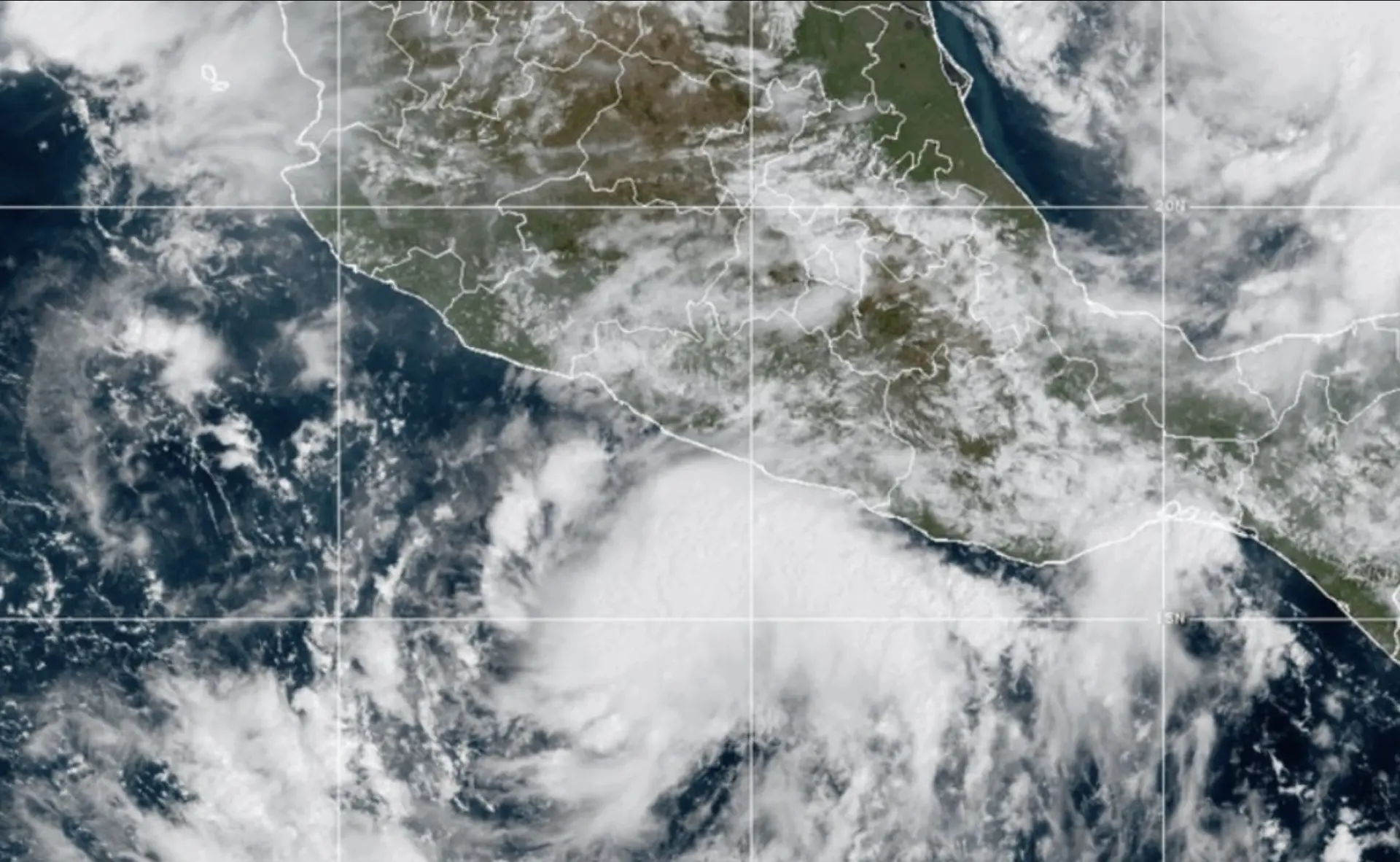 Huracán Simón escala a categoría 4 y amenaza el occidente mexicano