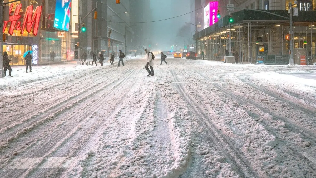 Estados Unidos 2025: la doble crisis de nieve y las inundaciones mortales