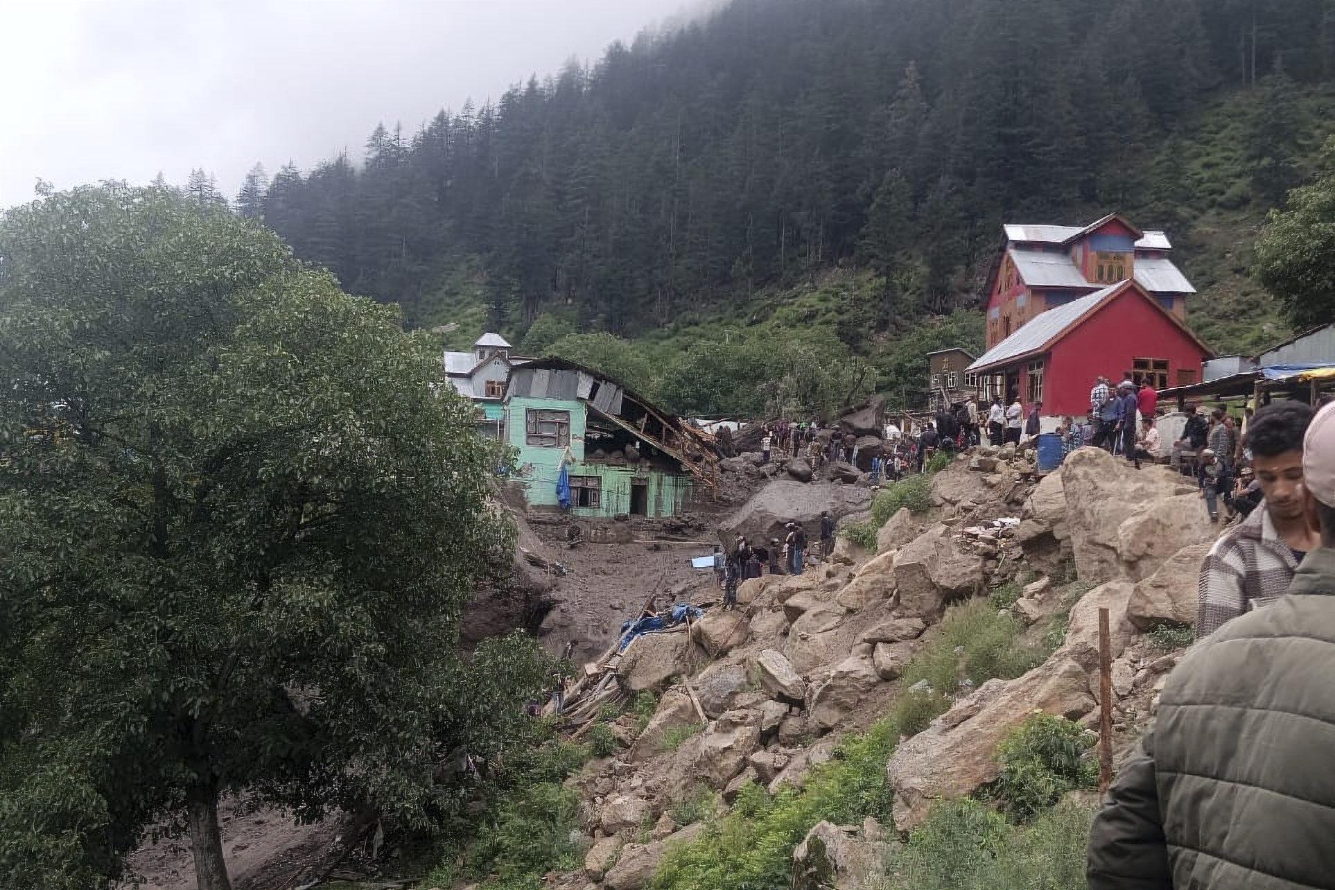 Tragedia en Chositi: Inundaciones y aludes dejan decenas de fallecidos en cachemira