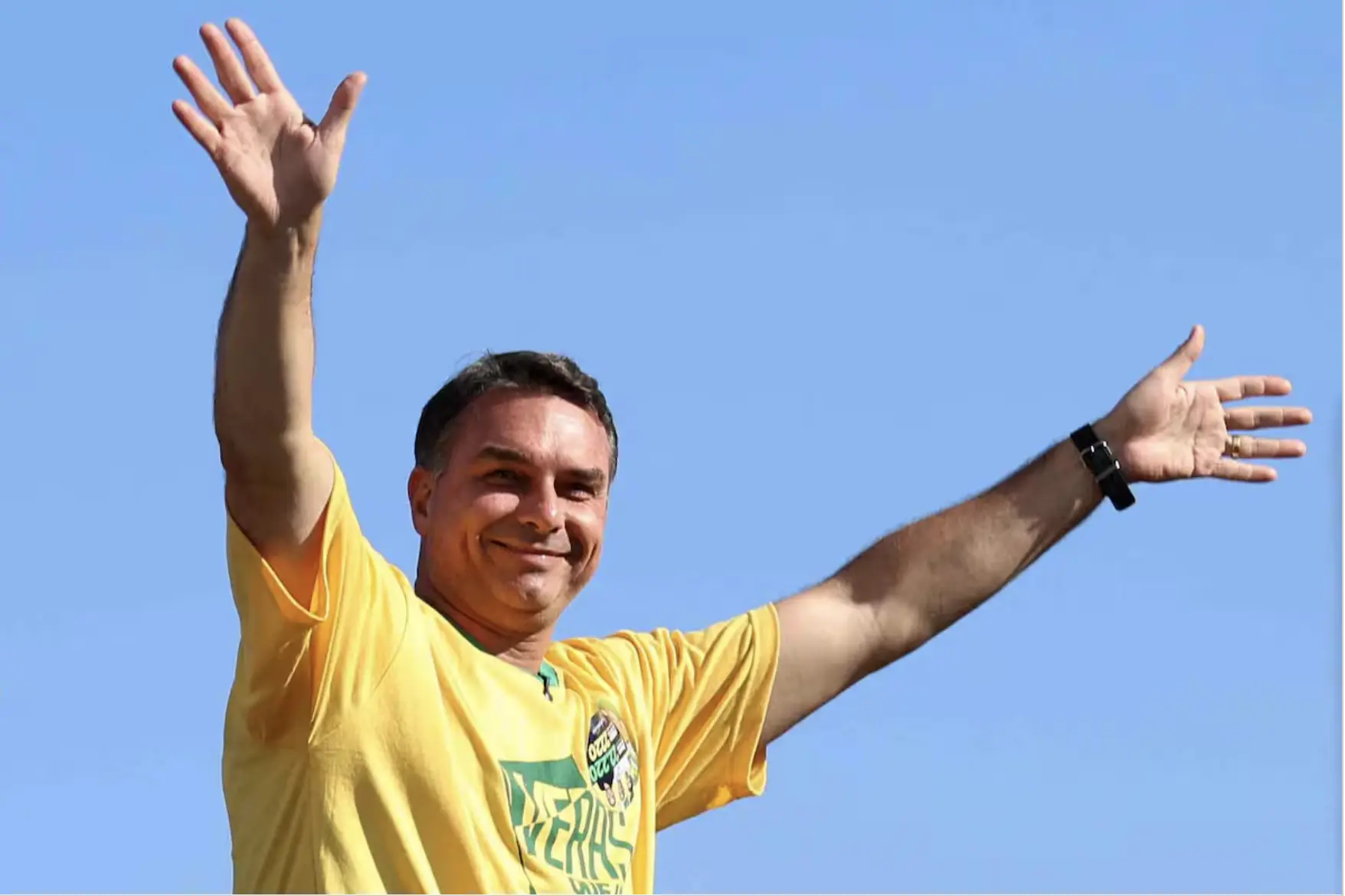 Flávio Bolsonaro lidera los comicios en Brasil y fuerza un balotaje