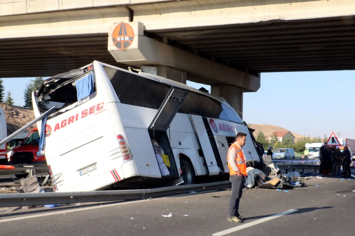 Conmoción en Turquía: Autobús atropella mortalmente a dos por chofer dormido