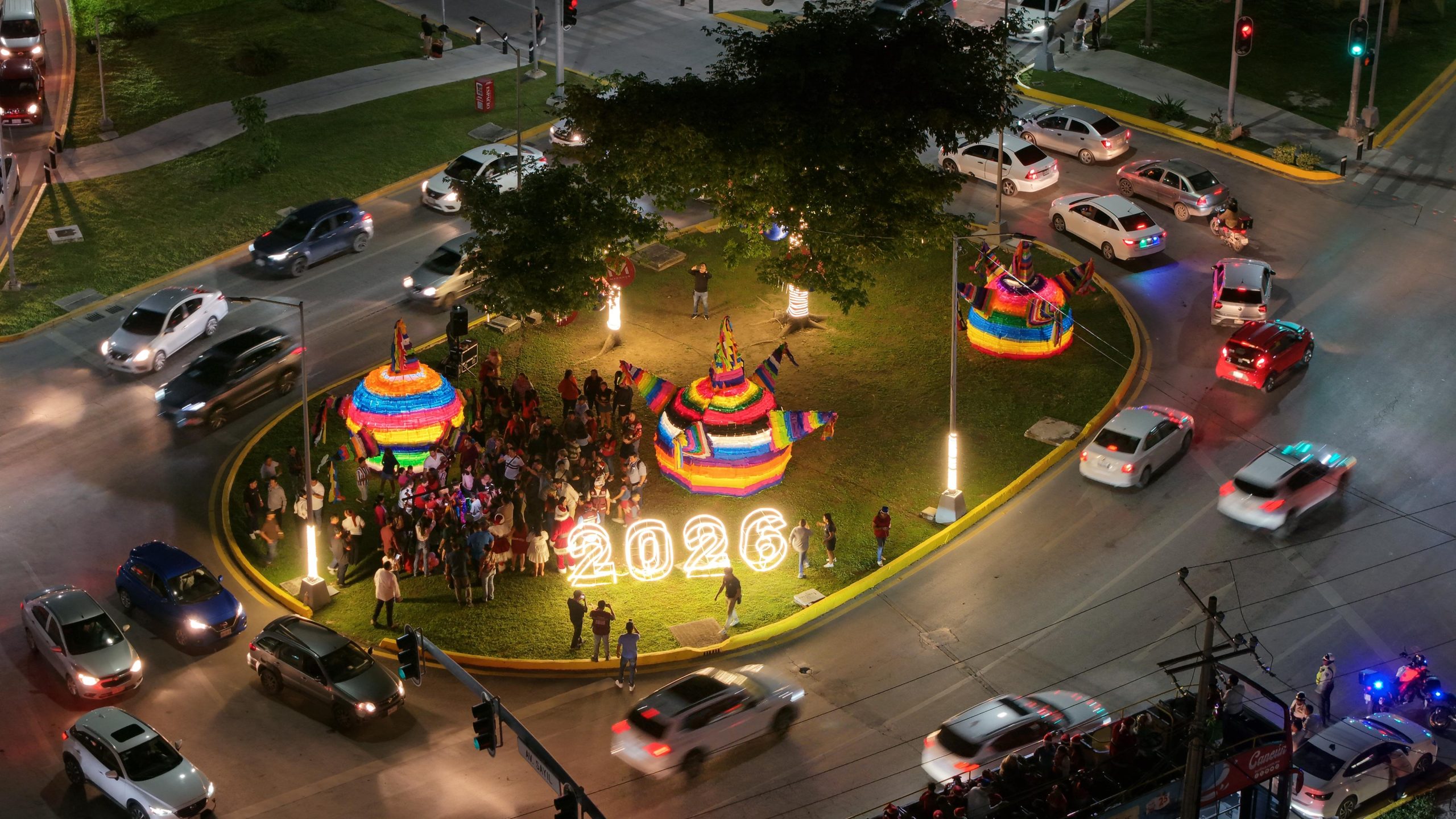 Ana Paty Peralta enciende las Glorietas Cancunenses 2025 y fortalece el espíritu navideño en Cancún