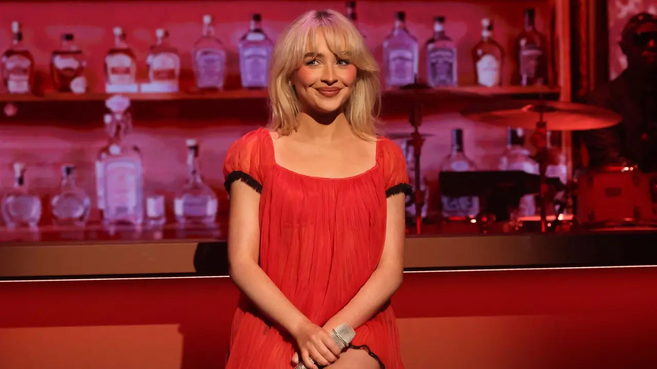 Sabrina Carpenter debuta en Saturday Night Live como presentadora