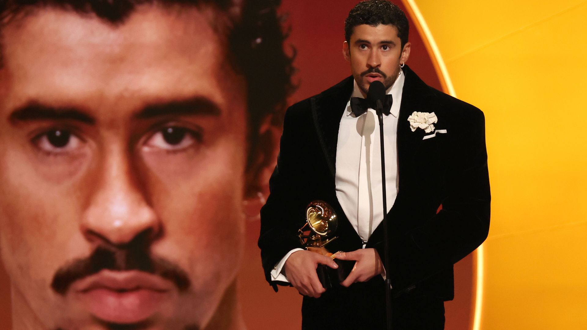 El álbum en español de Bad Bunny gana el Grammy principal y clama “Fuera ICE”