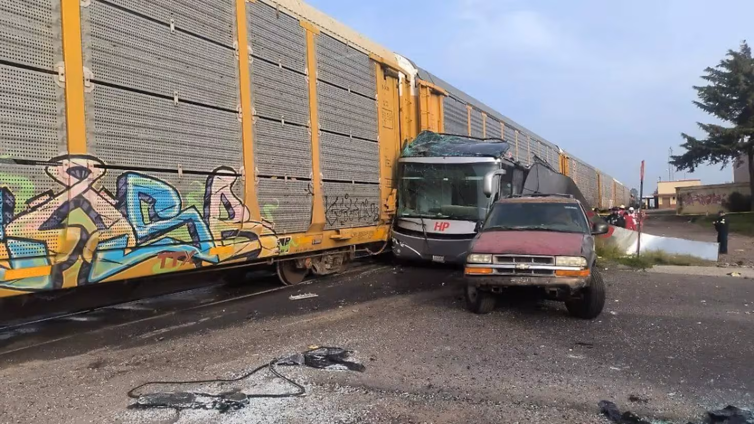 Trágico impacto de tren contra autobús en Atlacomulco: Ocho fallecidos