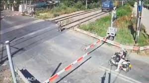 Trágico video: Abuelita arrollada por tren en Vietnam