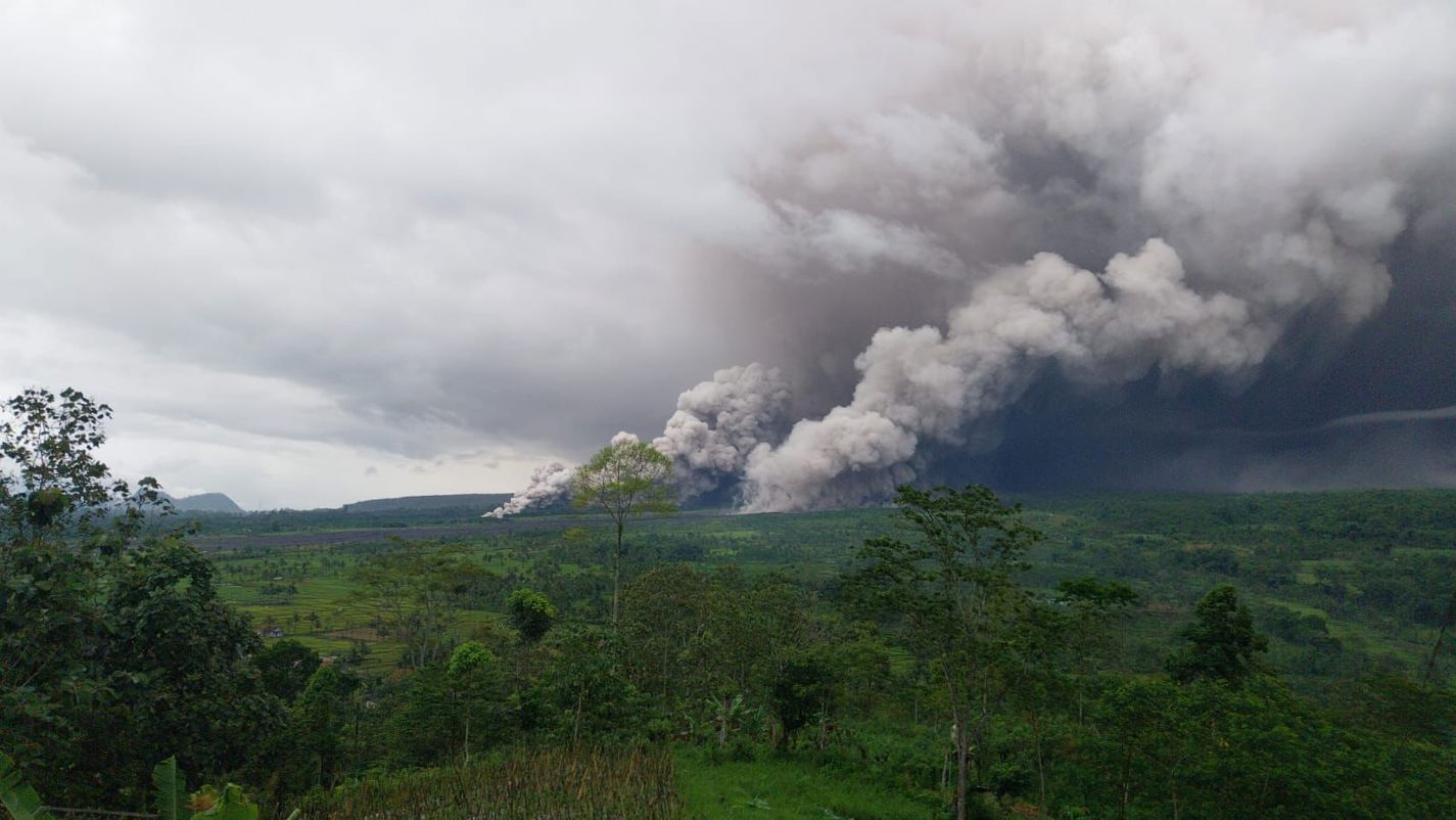 El volcán Semeru en Indonesia obliga a la evacuación y eleva la alerta máxima