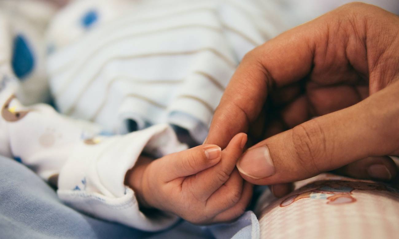 Crisis de natalidad: el mundo necesita 2.7 hijos por mujer para evitar la extinción