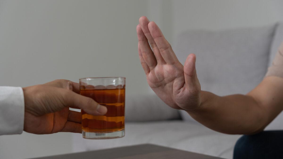 Cómo ayudar a una persona alcohólica: Guía realista y efectiva