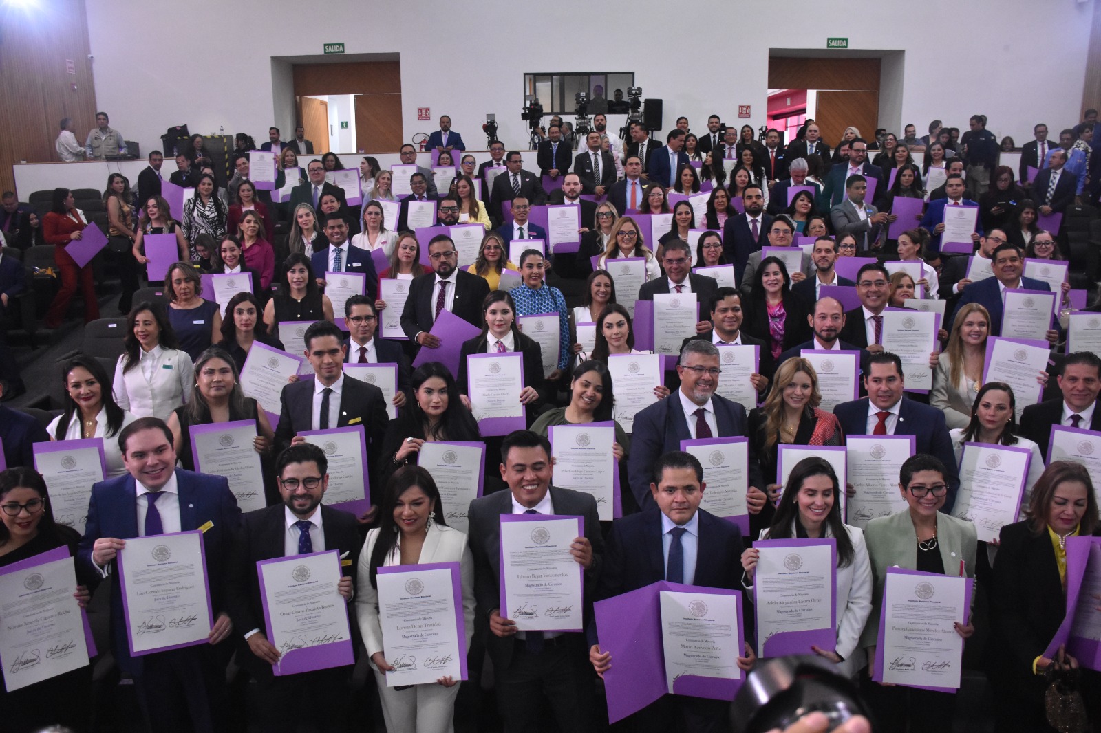 INE entrega constancias a 33 magistrados y jueces tras corrección del TEPJF sobre promedio