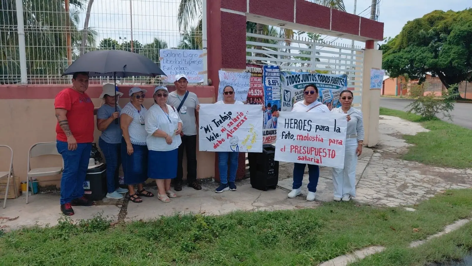 Trabajadores del IMSS en Chetumal inician plantón por condiciones laborales