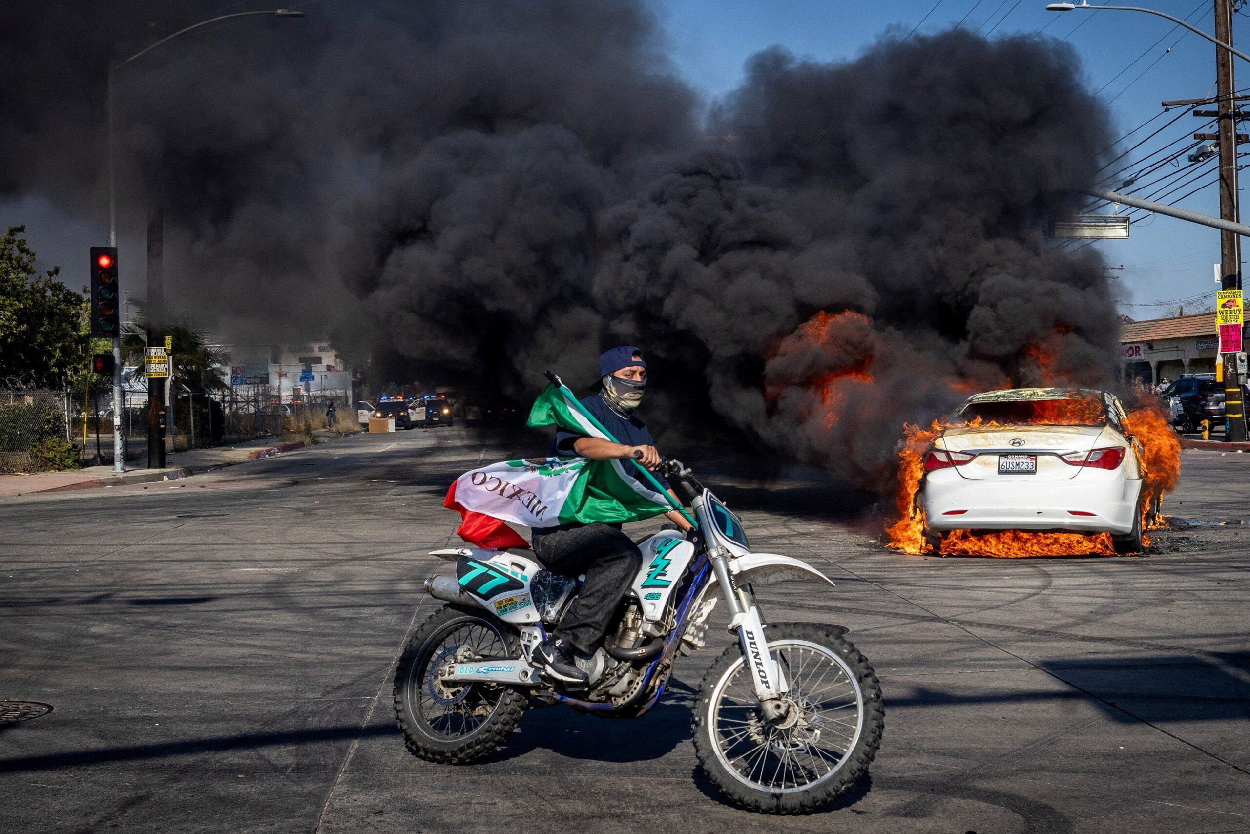 FBI busca a motociclista con bandera mexicana: Ofrecen recompensa y Trump reacciona