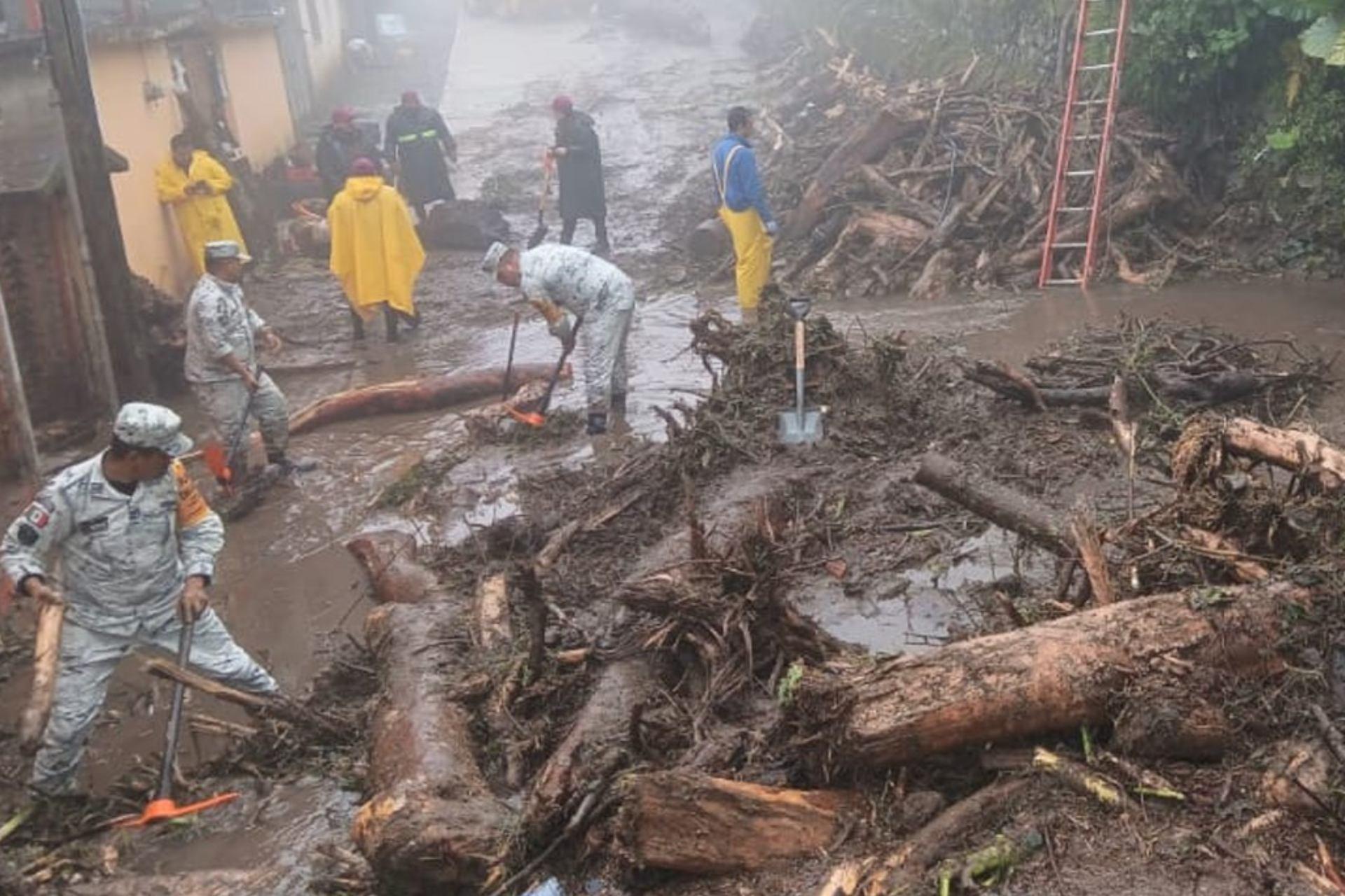 Disminuyen regiones incomunicadas por lluvias en México
