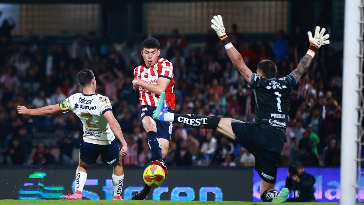 ¡Chivas vence a Pumas con agónico gol en CU!