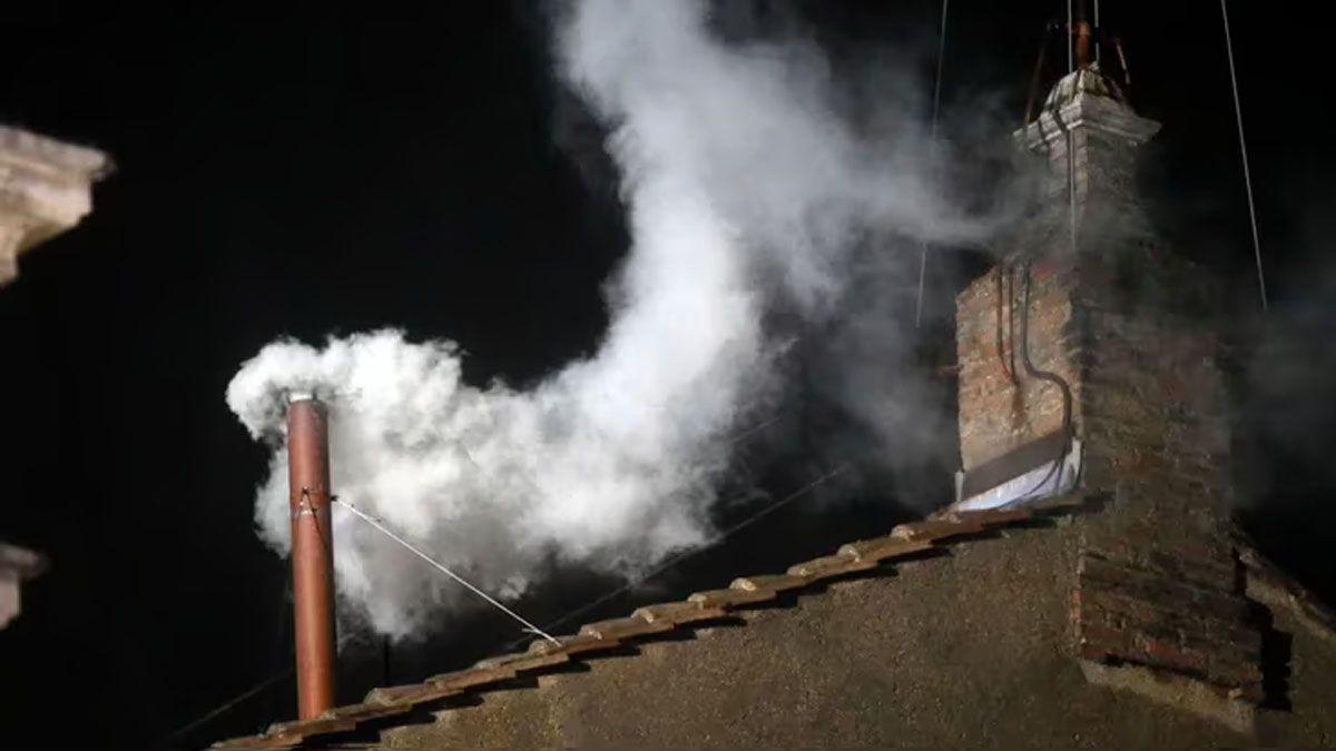 Humo blanco: el misterioso símbolo que anuncia al nuevo Papa