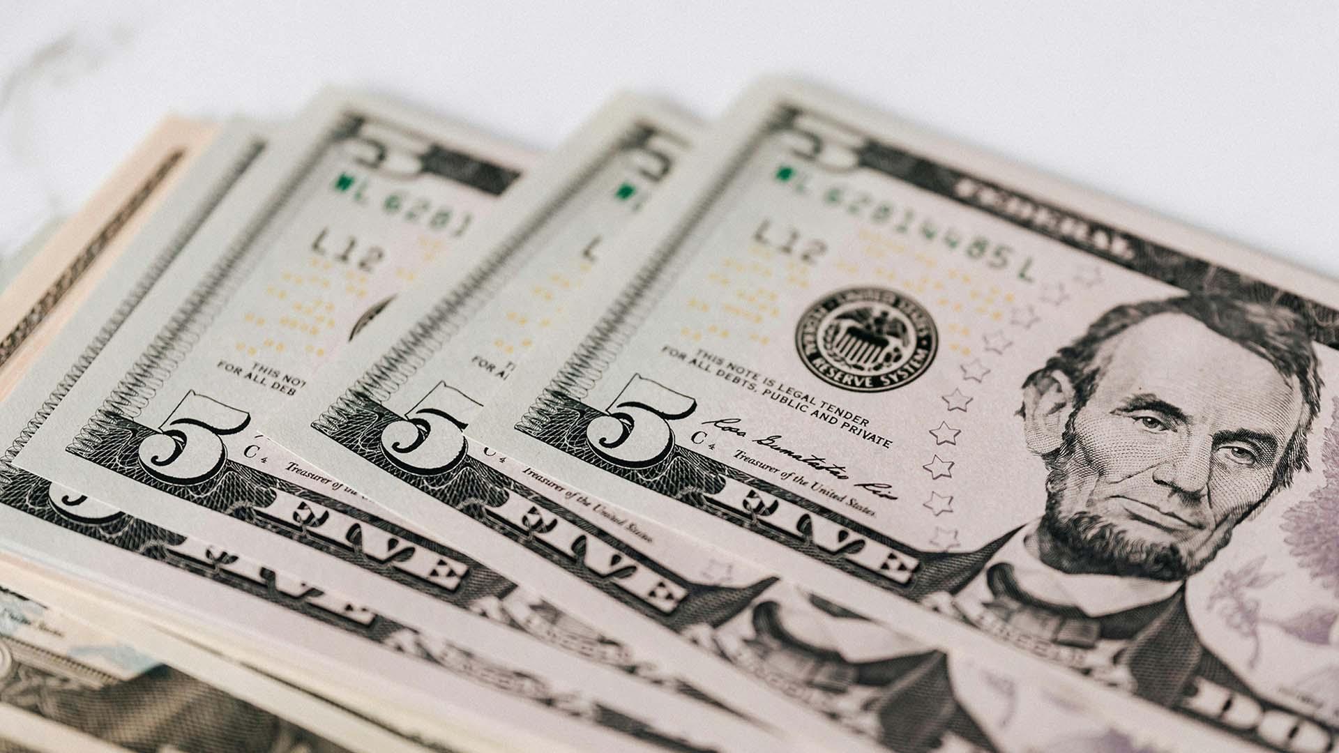 Dólar hoy: Peso rompe barrera de 19 otra vez