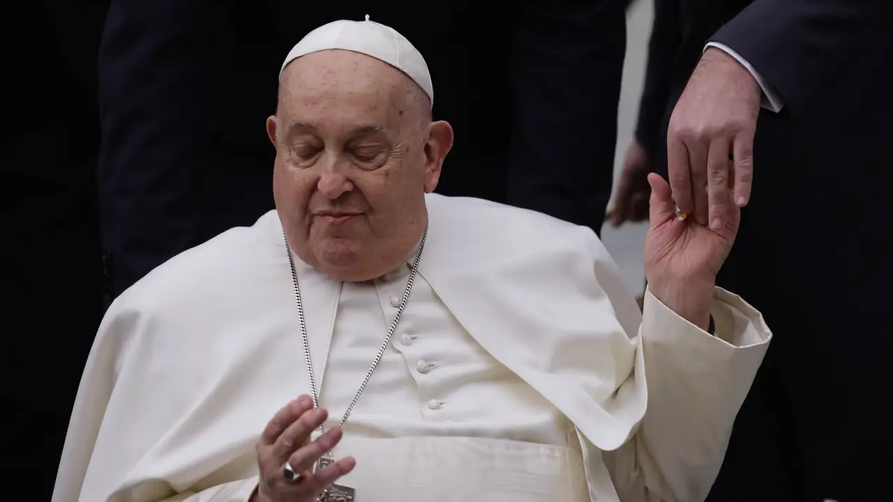 Regalos del papa Francisco a México: El solideo y la medalla que lo mantienen vivo
