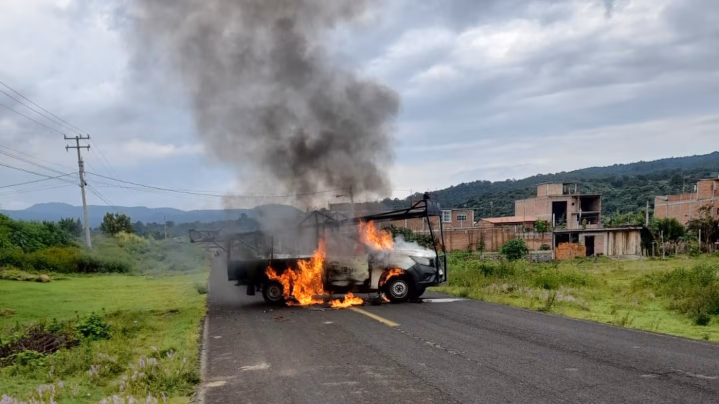 Reacción criminal: un operativo con delincuentes abatidos desata bloqueos y quema de vehículos en Michoacán