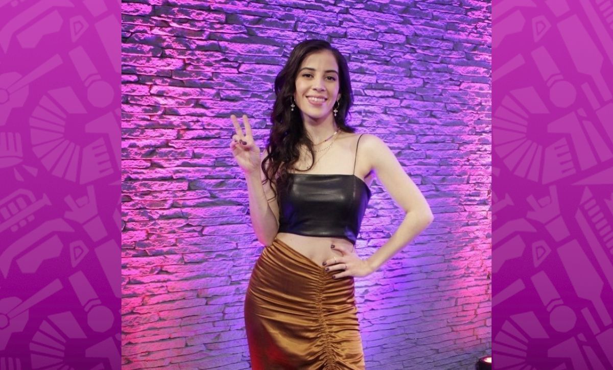 Caro Vélez llora de emoción al compartir con su madre enferma su debut en Me caigo de risa