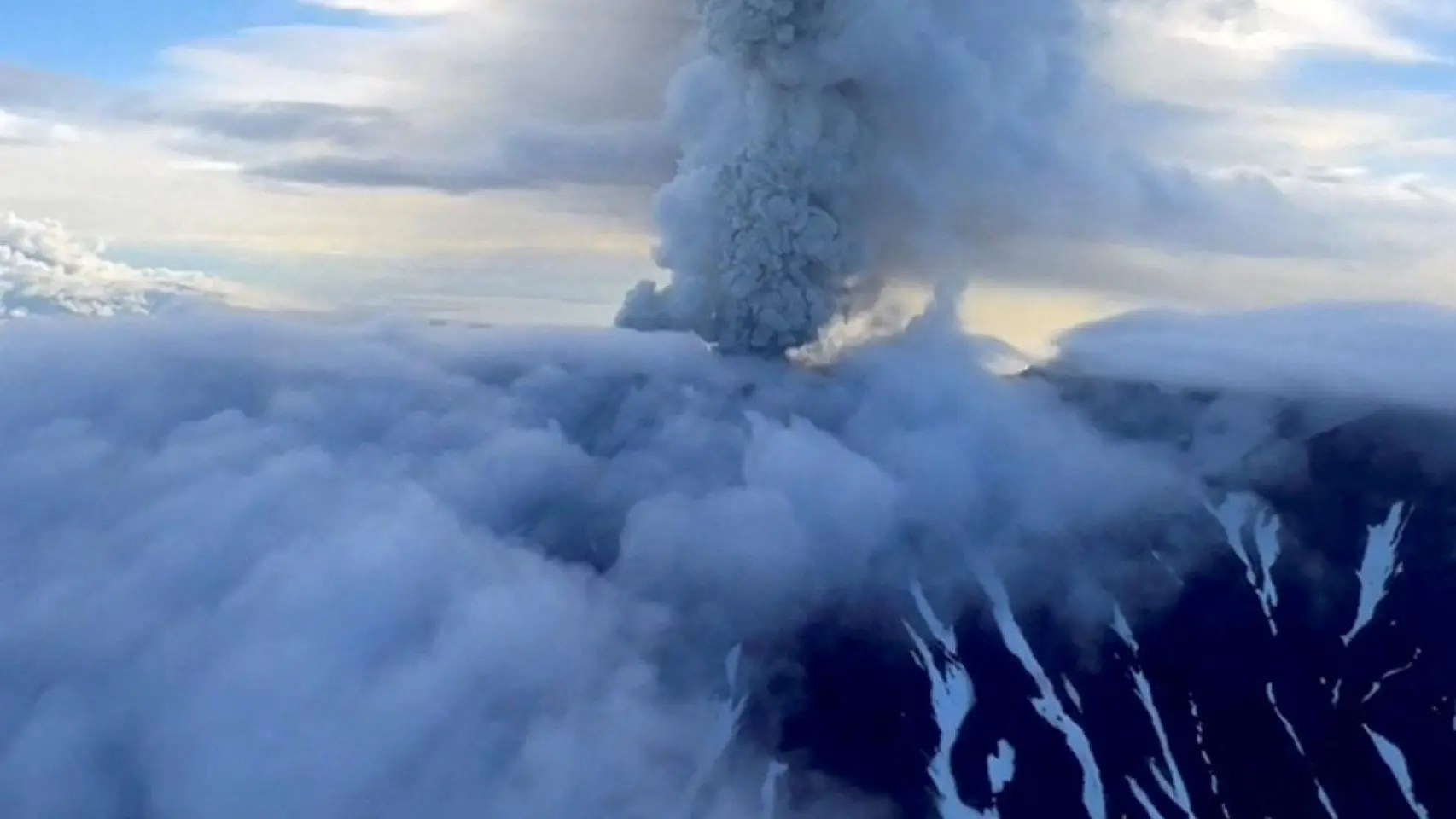 Volcán Kracheninnikov: Erupción histórica tras un megaterremoto