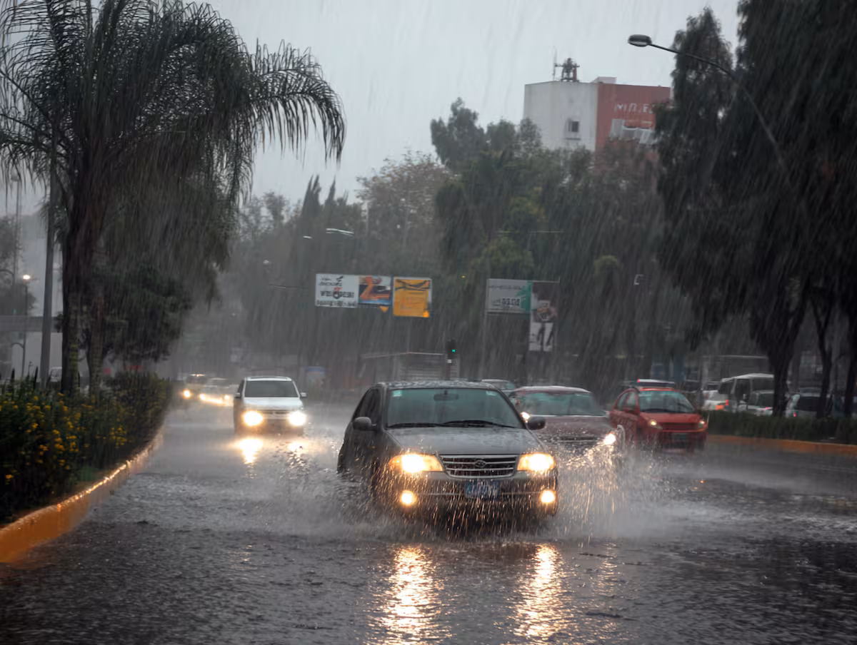 Fuertes lluvias y frente frío azotarán México en octubre