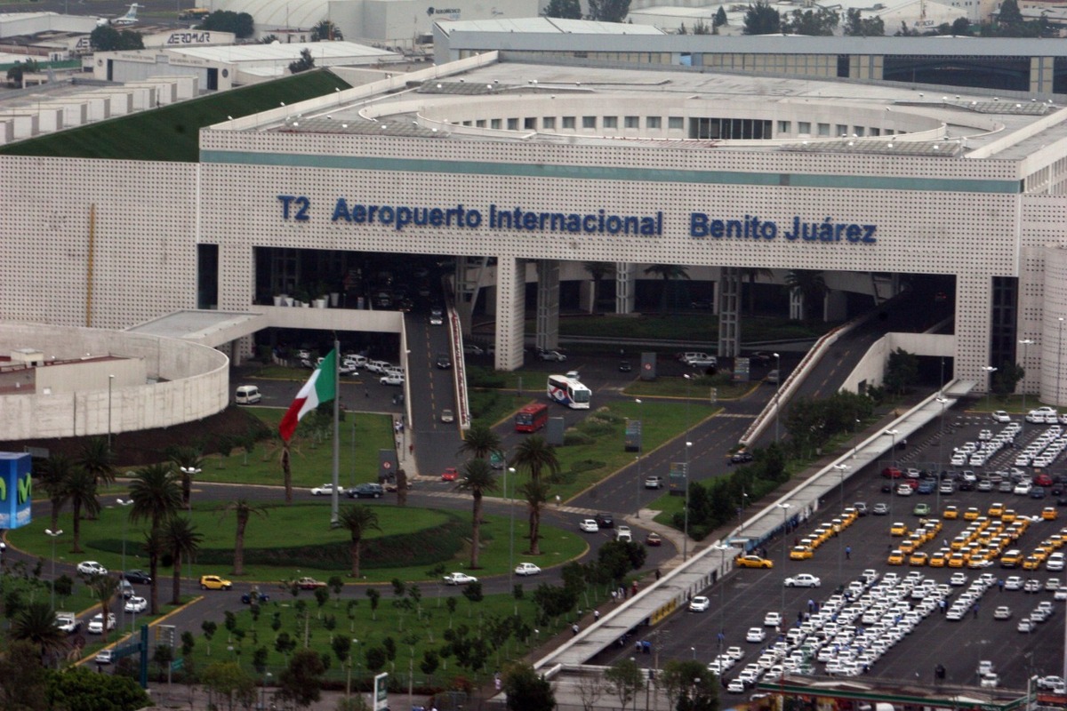 Conductor Ebrio Atropella a Policías en el AICM: Caos y detención