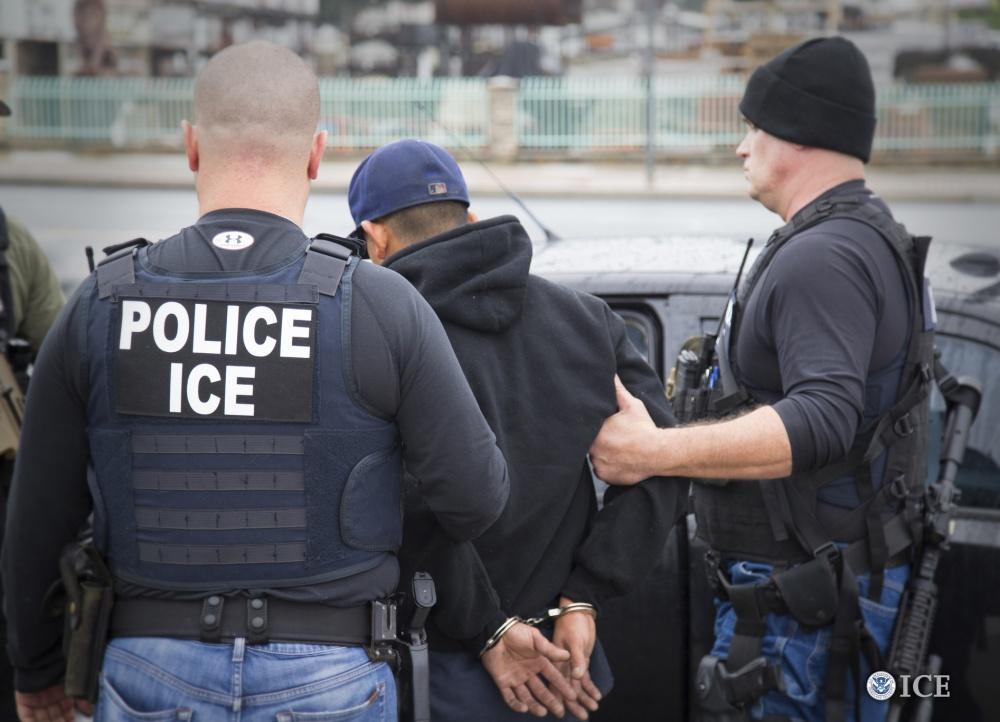 ICE: Niño suplica a agentes por su madre en desgarrador arresto
