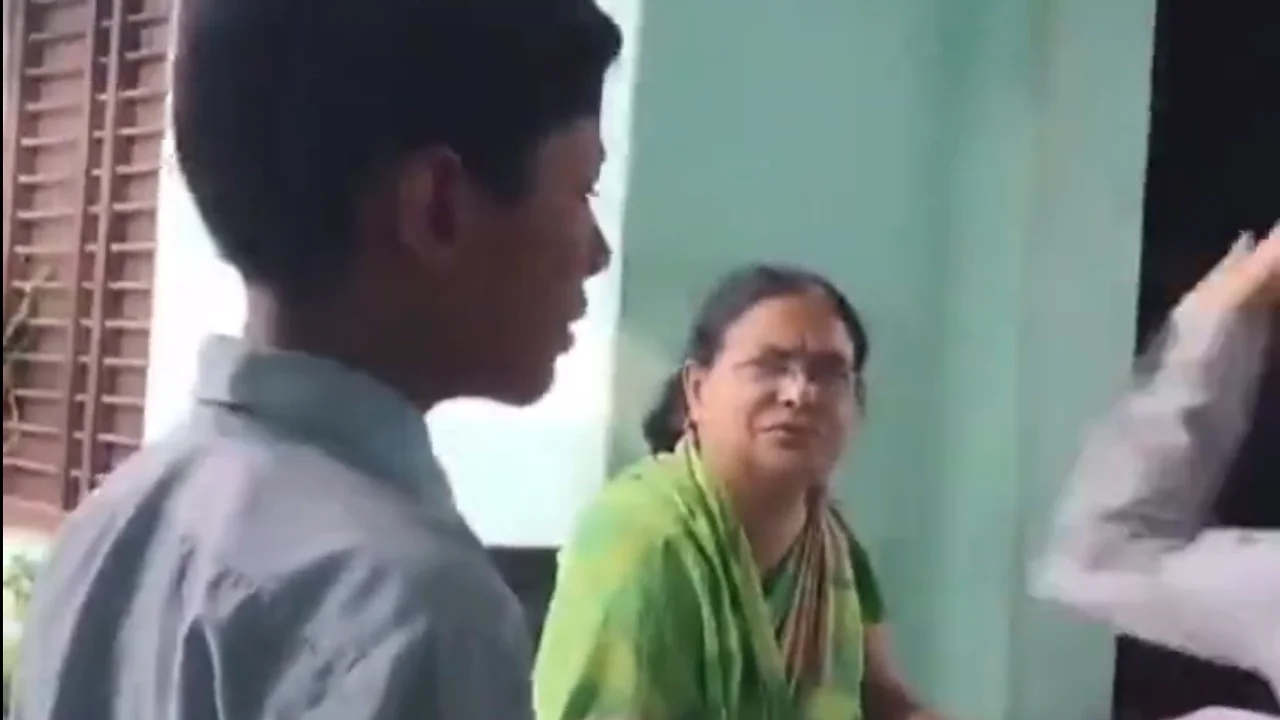 Maestra obligó a alumnos a darle masaje en India: Cómo se usó el caso políticamente
