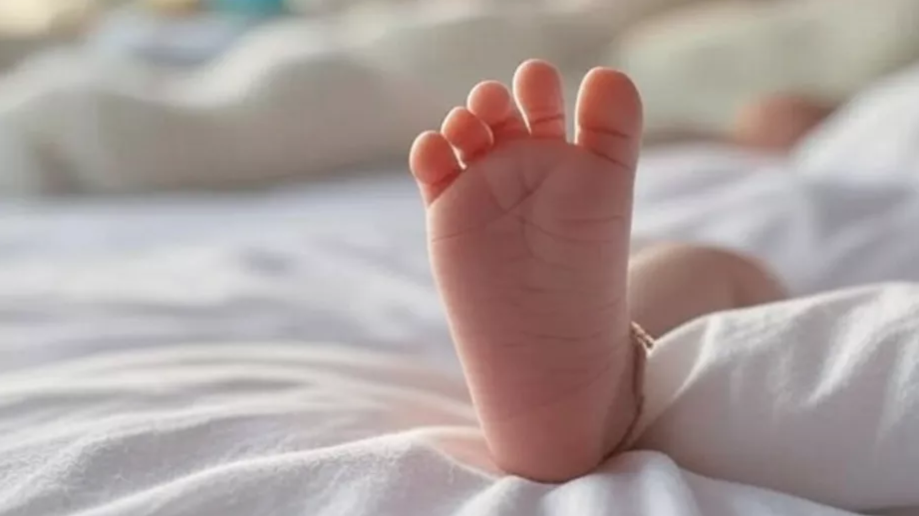 Bebé de dos meses muere en hotel de Creta; padres, sospechosos