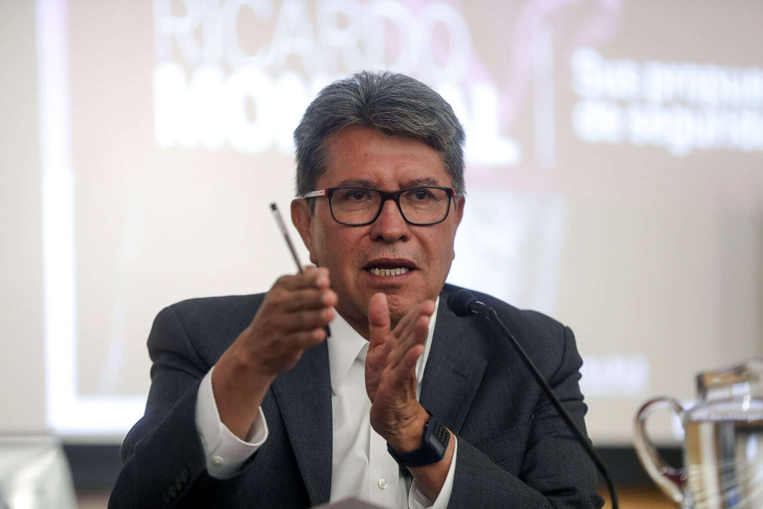 Monreal niega polémica por viaje tras ausentarse del Consejo de Morena