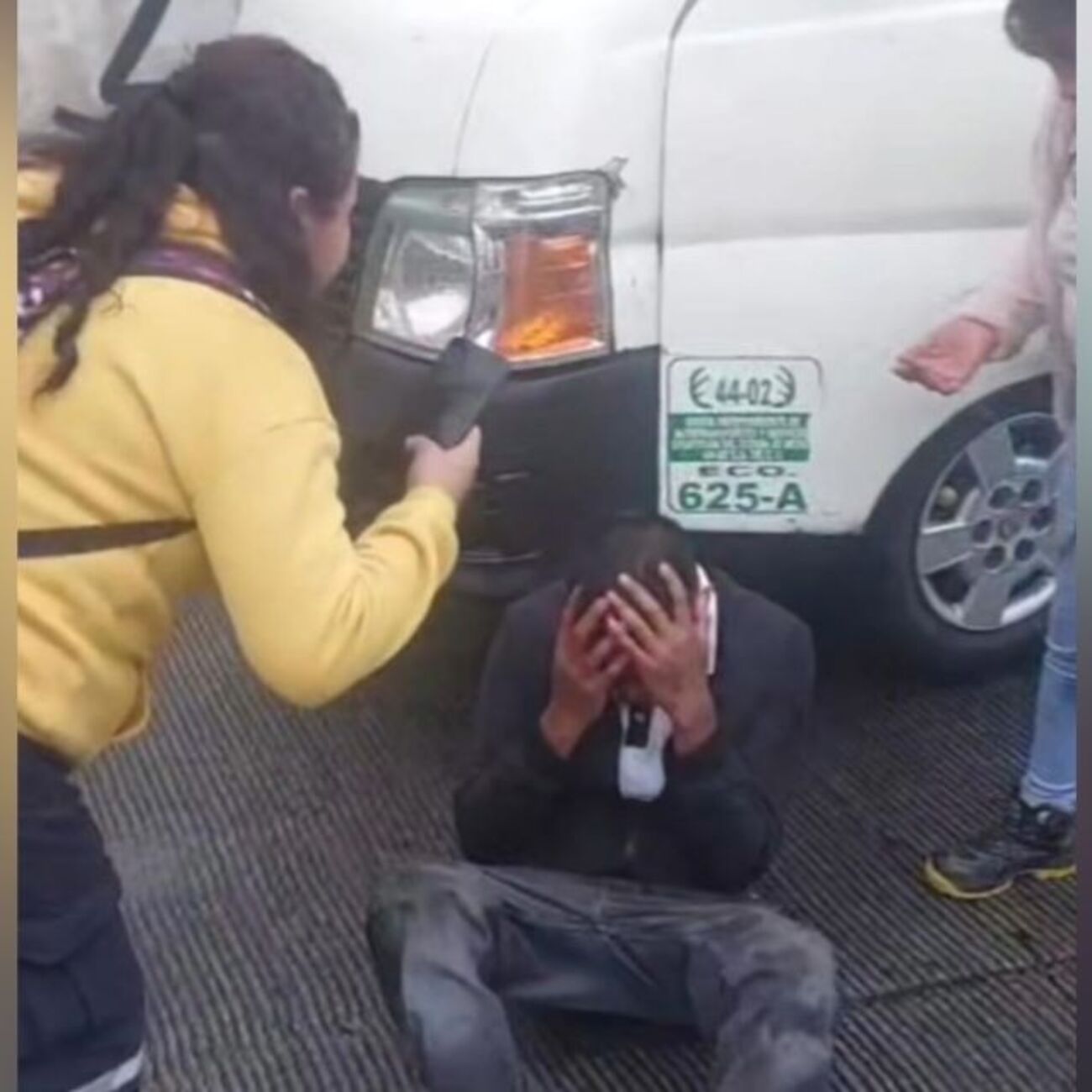 Presunto ladrón llora y niega asalto tras ser golpeado en combi de Coacalco