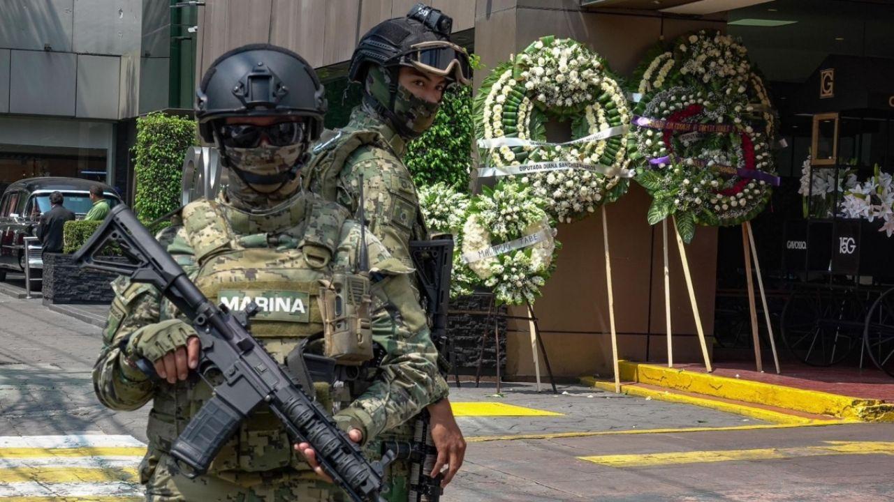 Policía y Marina custodian funerales de colaboradores de Clara Brugada