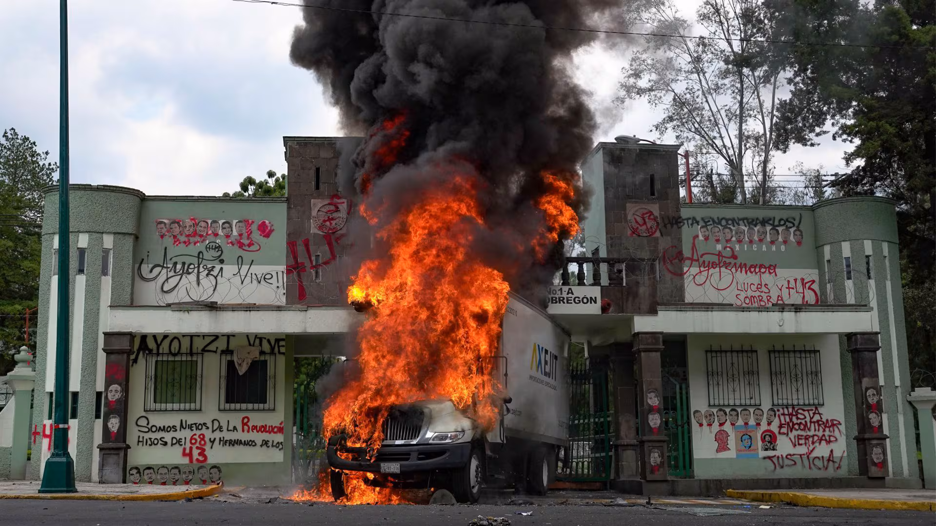 Normalistas Derriban Puerta de Campo Militar en CdMx