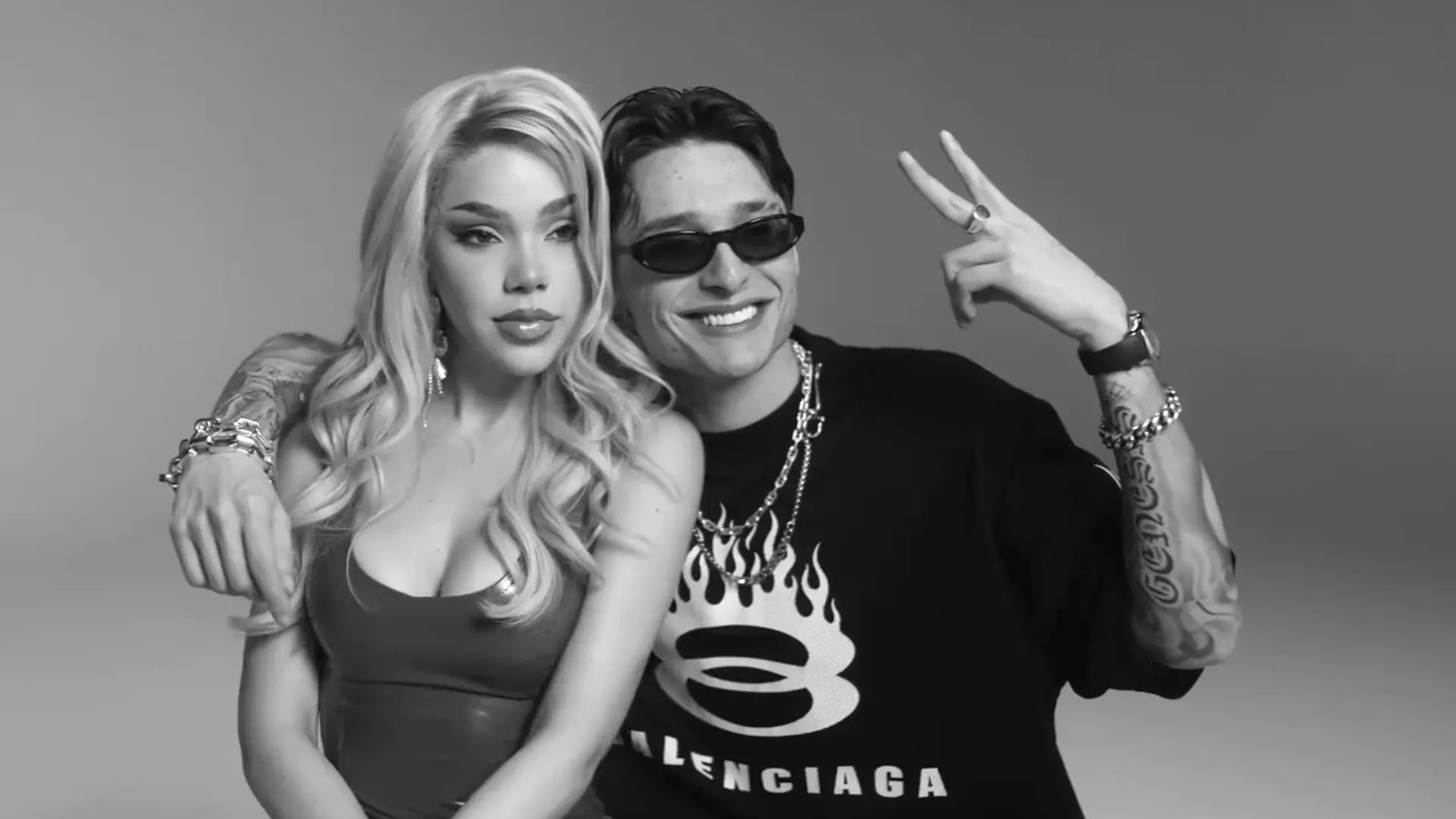 Peso Pluma Impacta a Fans con Radical Cambio de Look: Reacción de Kenia Os