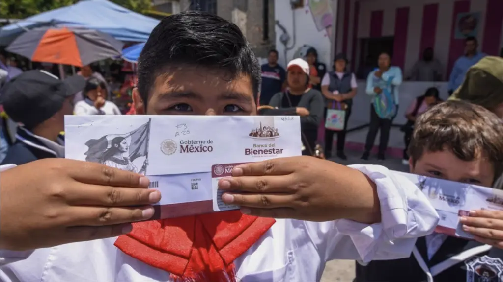 Beca Rita Cetina dispersa 1,900 pesos a beneficiarios con iniciales H a L