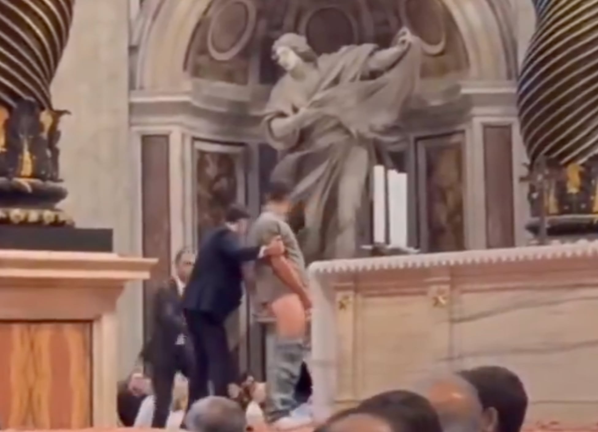 Indignación en Roma: Hombre orina altar en la Basílica de San Pedro
