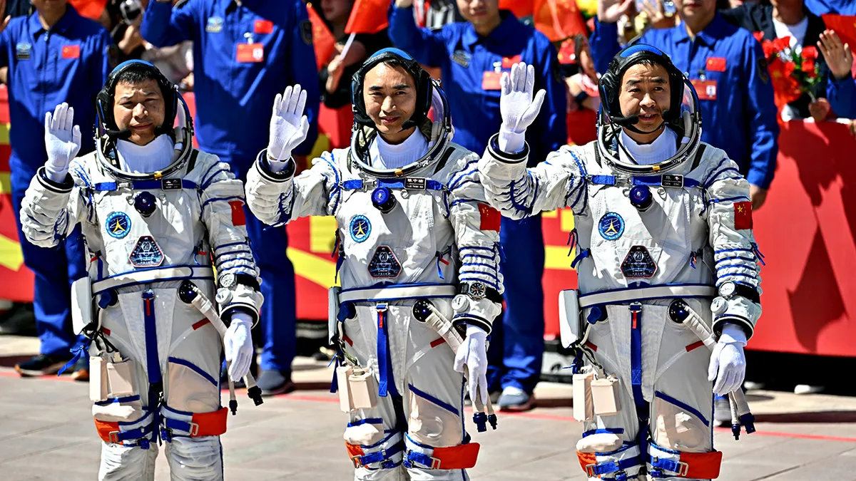 El drama espacial de China: Astronautas varados tras el impacto en la Shenzhou-20
