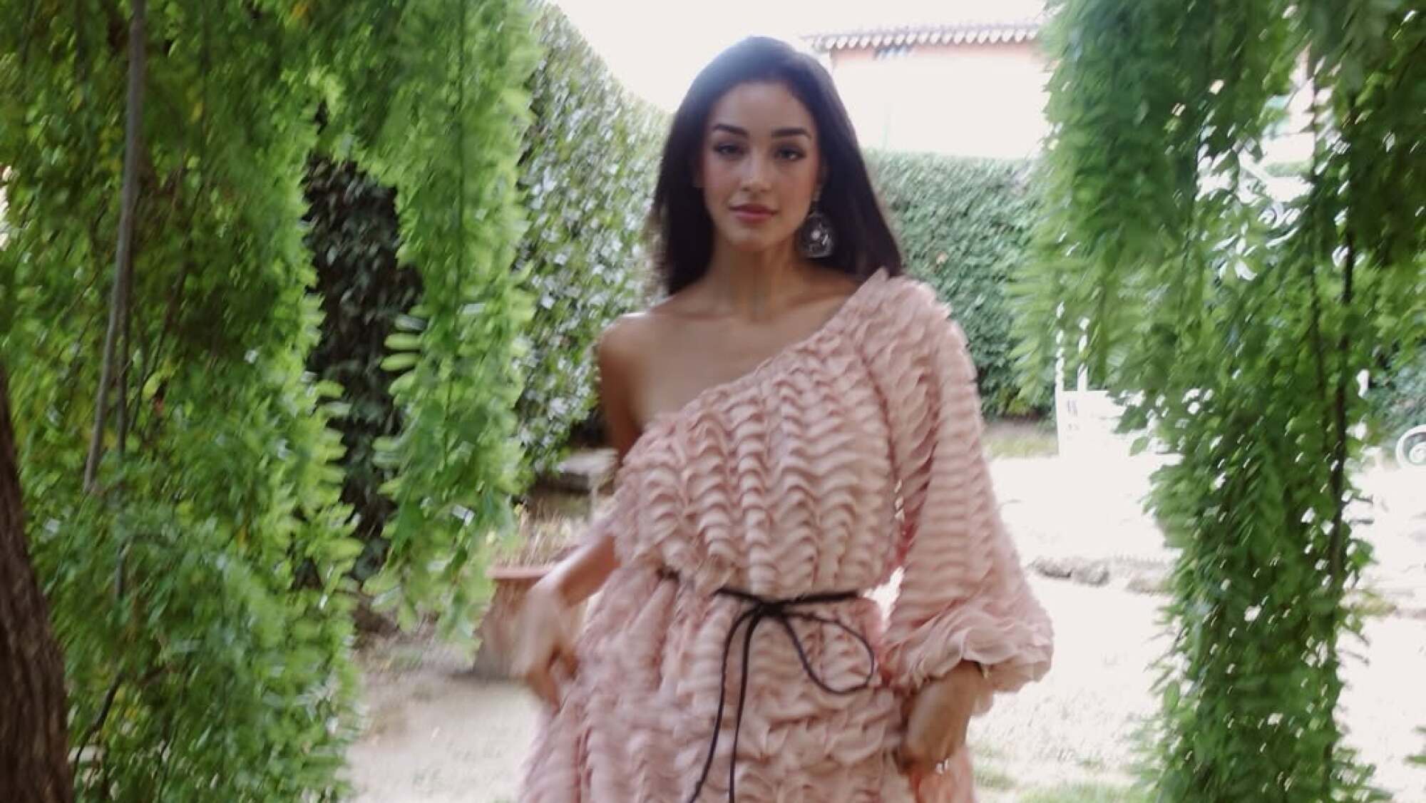 Alejandra Capetillo llega a México para su boda religiosa tras polémica familiar